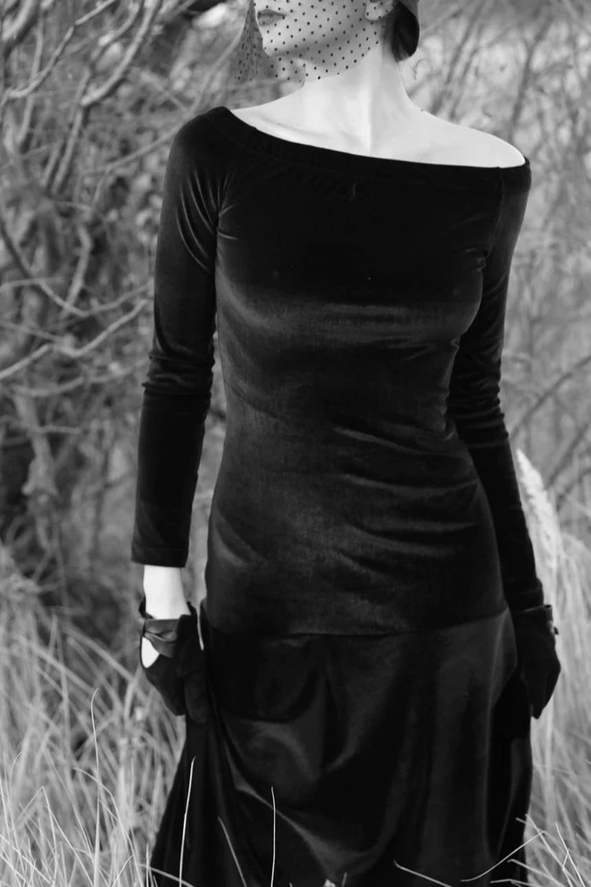 Vestido de terciopelo negro, vestido de novia, vestido formal, vestido de terciopelo, vestido largo, vestido con hombros descubiertos, vestido de noche de invierno